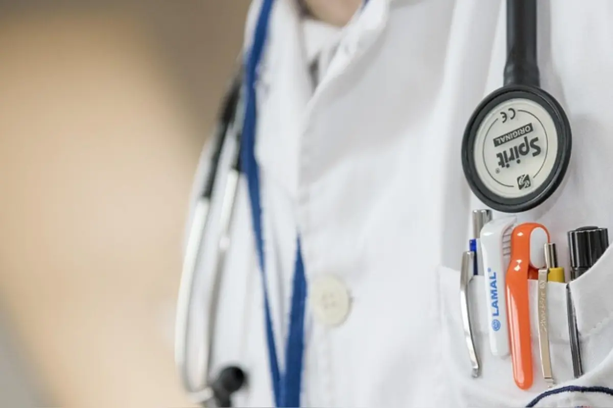 Falošný kardiológ sa pohybuje po ambulanciách a „kolegov“ prosí o finančnú pomoc.